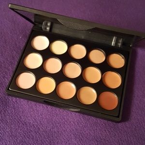 NWOT - Concealer/Contour pallet